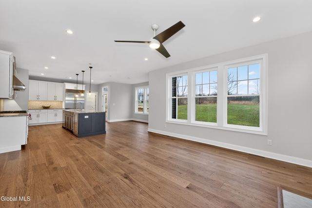 10 Scarlet Street, Clifton Park, NY 12065