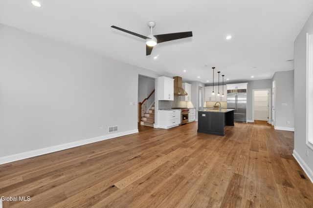 10 Scarlet Street, Clifton Park, NY 12065