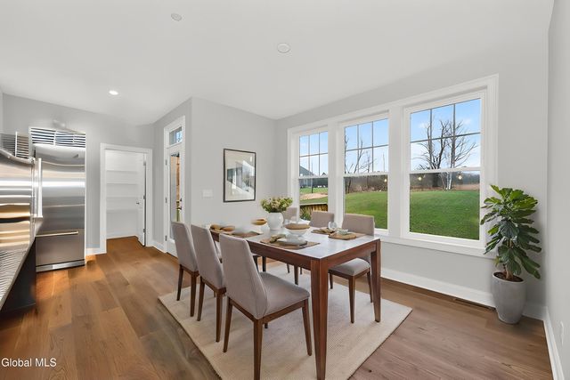 10 Scarlet Street, Clifton Park, NY 12065