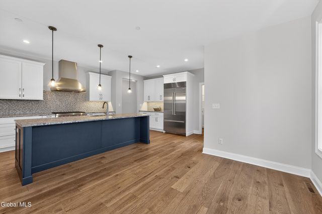 10 Scarlet Street, Clifton Park, NY 12065