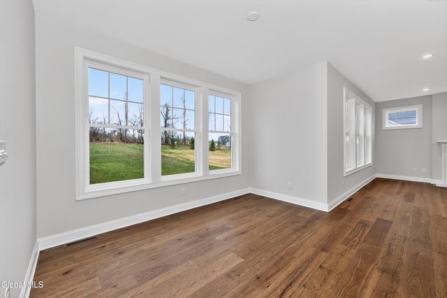 10 Scarlet Street, Clifton Park, NY 12065