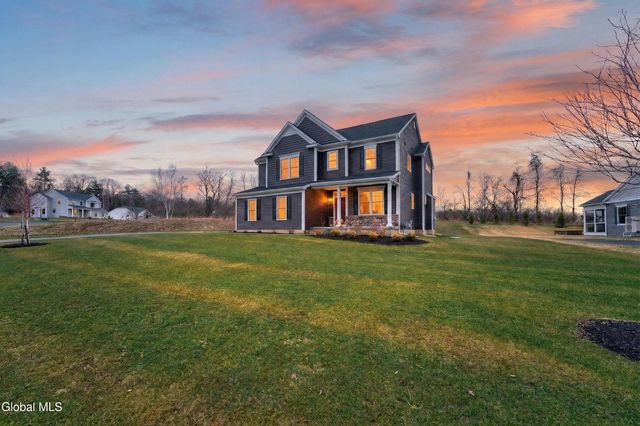 10 Scarlet Street, Clifton Park, NY 12065