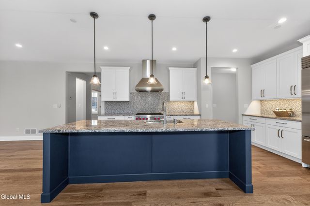 10 Scarlet Street, Clifton Park, NY 12065