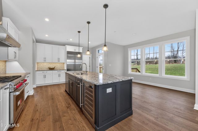 10 Scarlet Street, Clifton Park, NY 12065