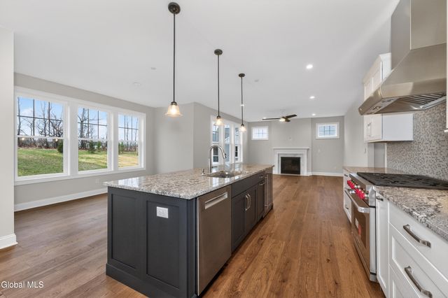 10 Scarlet Street, Clifton Park, NY 12065