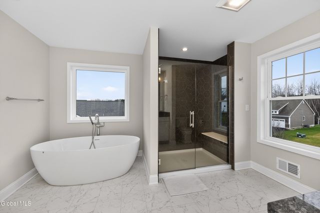 10 Scarlet Street, Clifton Park, NY 12065