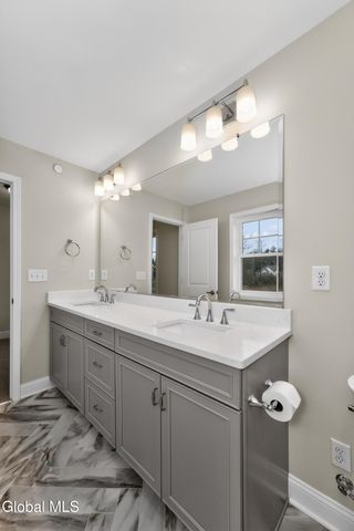 10 Scarlet Street, Clifton Park, NY 12065