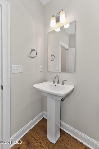 10 Scarlet Street, Clifton Park, NY 12065