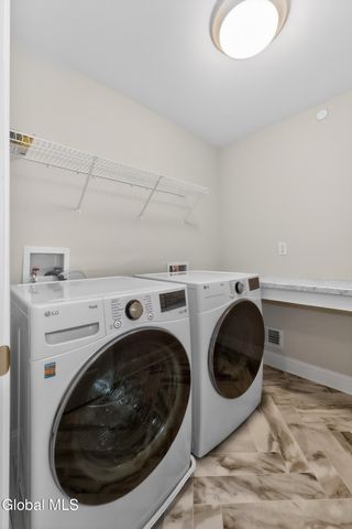 10 Scarlet Street, Clifton Park, NY 12065