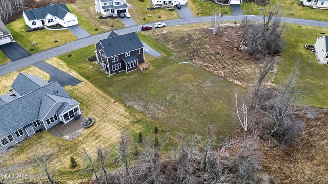 10 Scarlet Street, Clifton Park, NY 12065