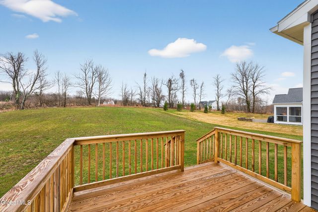 10 Scarlet Street, Clifton Park, NY 12065