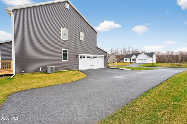 10 Scarlet Street, Clifton Park, NY 12065