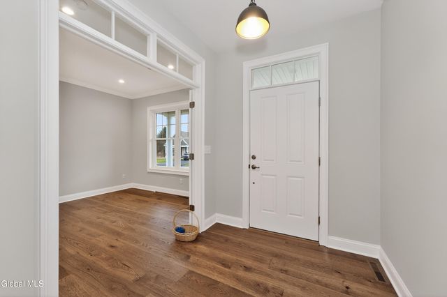 10 Scarlet Street, Clifton Park, NY 12065