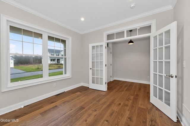 10 Scarlet Street, Clifton Park, NY 12065