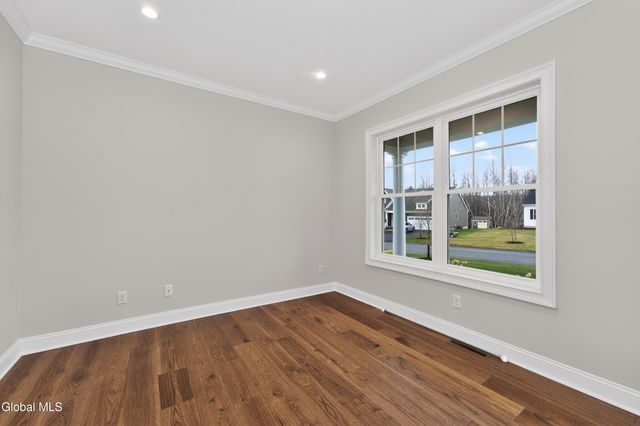 10 Scarlet Street, Clifton Park, NY 12065