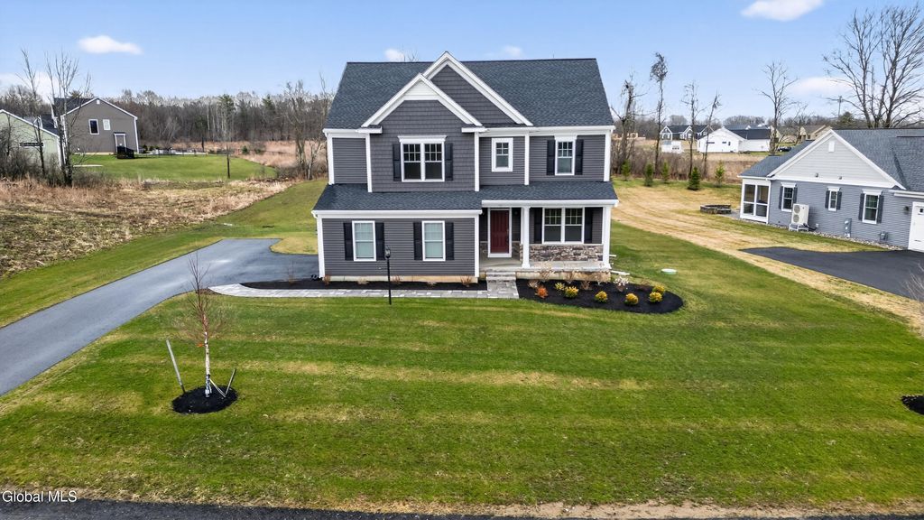 10 Scarlet Street, Clifton Park, NY 12065