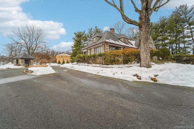 12 Chippewa Court, Suffern, NY 10901