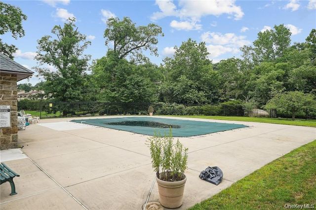 12 Chippewa Court, Suffern, NY 10901