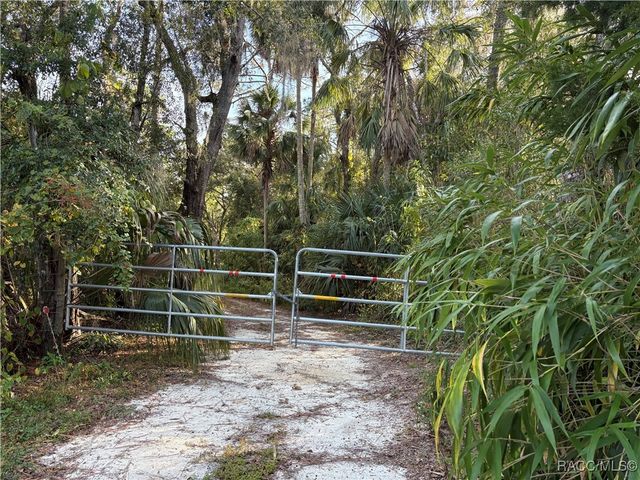 1751 S Palm Avenue, Homosassa, FL 34448
