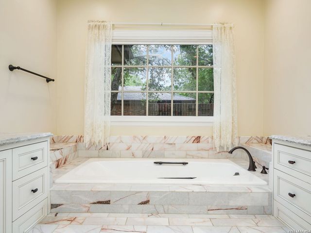 16 Galleria Drive, San Antonio, TX 78257
