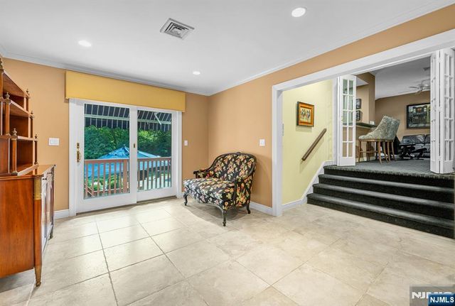 24 Vanderbeck Lane, Mahwah, NJ 07430