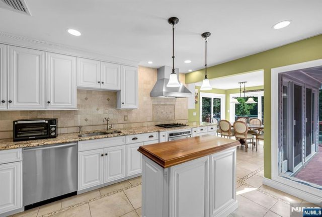 24 Vanderbeck Lane, Mahwah, NJ 07430