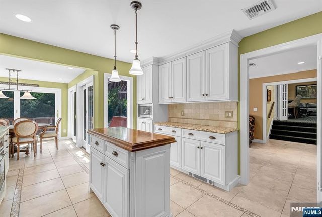 24 Vanderbeck Lane, Mahwah, NJ 07430