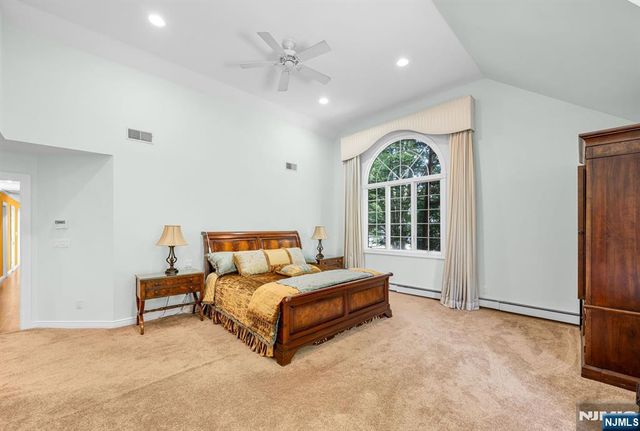 24 Vanderbeck Lane, Mahwah, NJ 07430