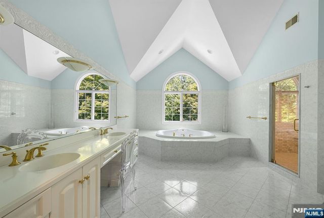 24 Vanderbeck Lane, Mahwah, NJ 07430