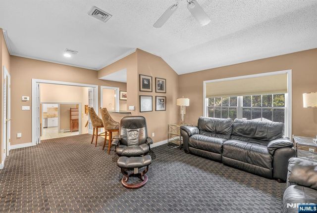 24 Vanderbeck Lane, Mahwah, NJ 07430