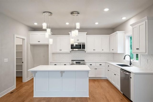 3101 SW Arbor Tree Drive, Lee's Summit, MO 64082