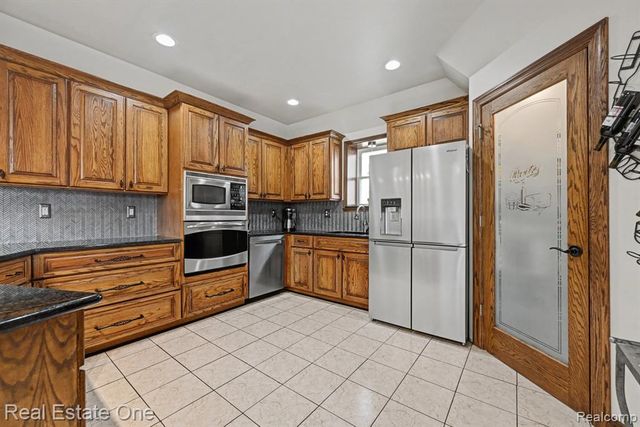 2061 Rosedale Drive, West Bloomfield, MI 48324