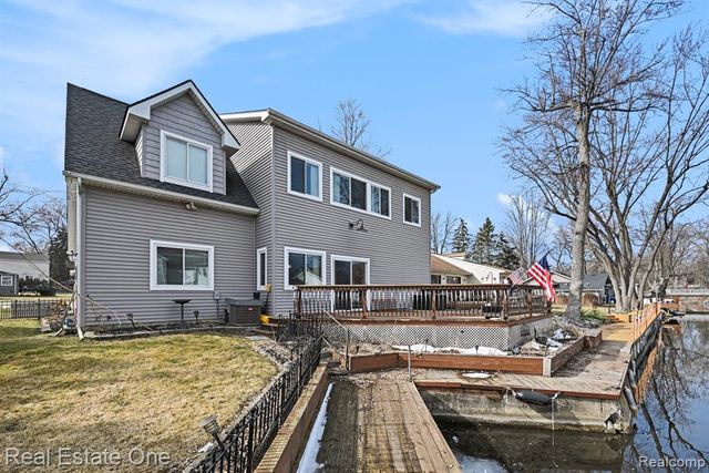 2061 Rosedale Drive, West Bloomfield, MI 48324