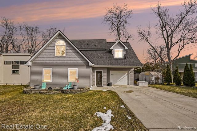 2061 Rosedale Drive, West Bloomfield, MI 48324