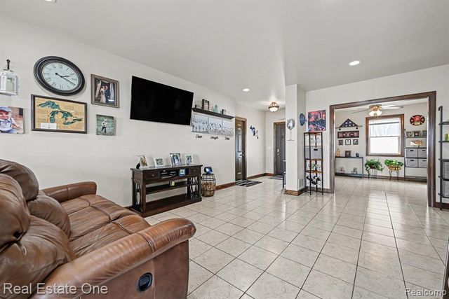 2061 Rosedale Drive, West Bloomfield, MI 48324