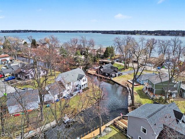 2061 Rosedale Drive, West Bloomfield, MI 48324