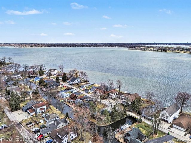 2061 Rosedale Drive, West Bloomfield, MI 48324