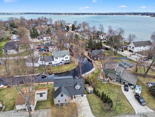 2061 Rosedale Drive, West Bloomfield, MI 48324