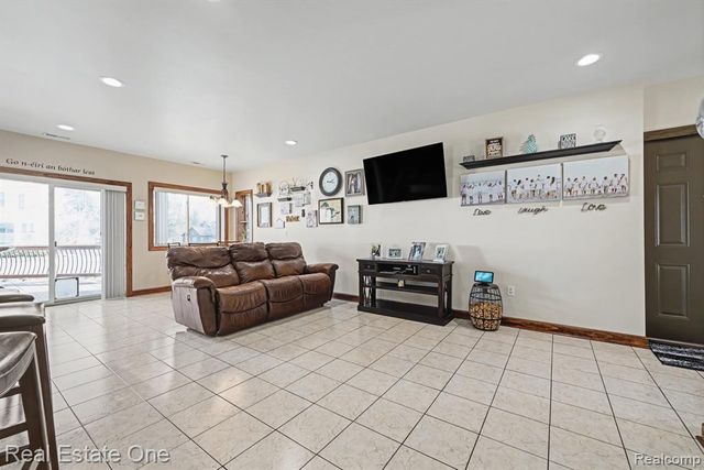 2061 Rosedale Drive, West Bloomfield, MI 48324