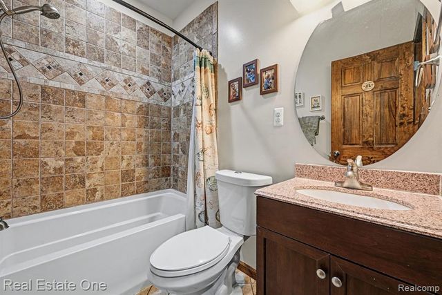 2061 Rosedale Drive, West Bloomfield, MI 48324