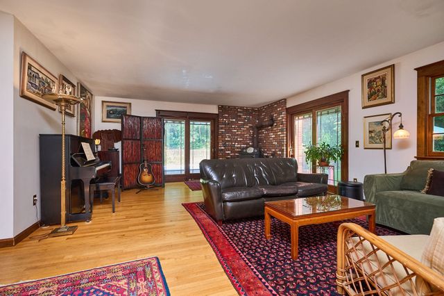 93 Arch St, Northampton, MA 01053