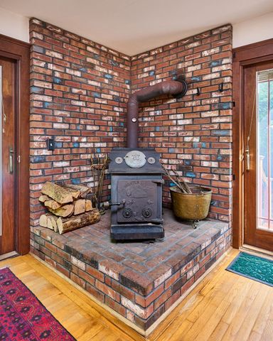 93 Arch St, Northampton, MA 01053
