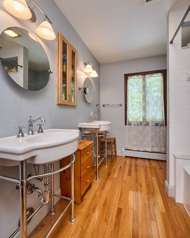 93 Arch St, Northampton, MA 01053