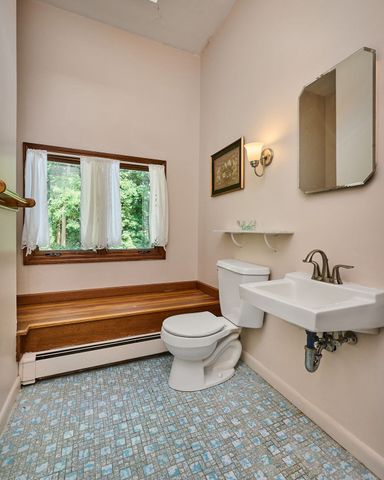 93 Arch St, Northampton, MA 01053
