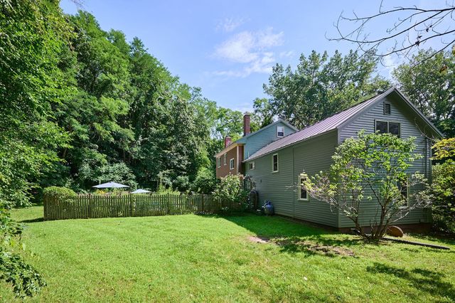 93 Arch St, Northampton, MA 01053
