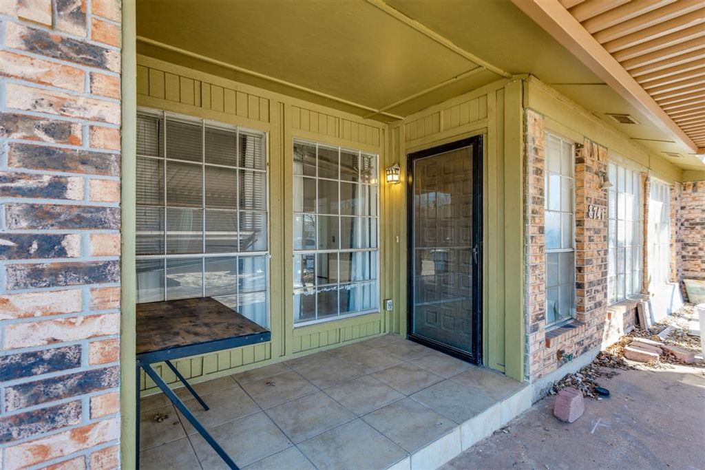 Image 4 of property listing at 8741 Saint George Way, Midwest City, OK 73110