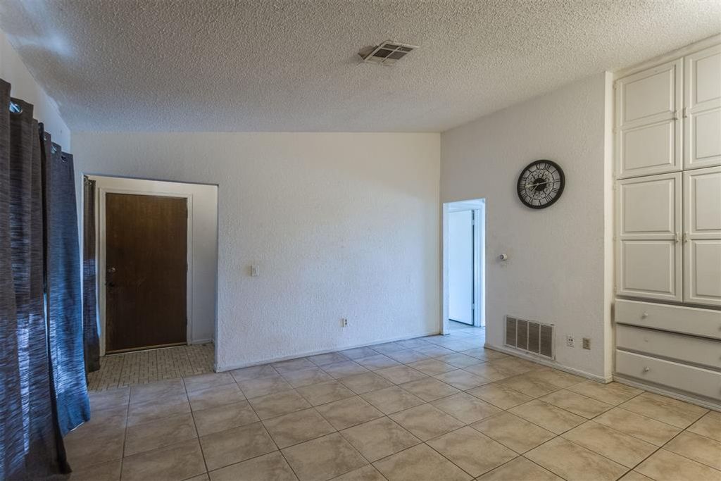 Image 7 of property listing at 8741 Saint George Way, Midwest City, OK 73110