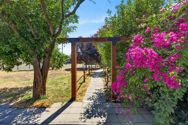 3649 Ripley St, Sacramento, CA 95838