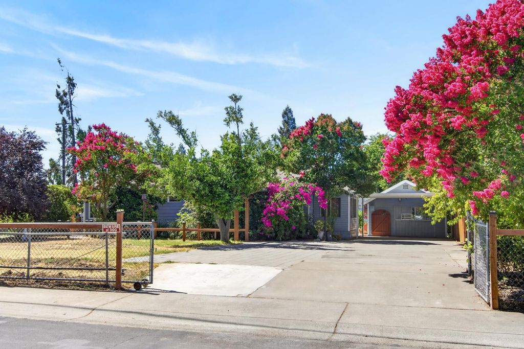 3649 Ripley St, Sacramento, CA 95838