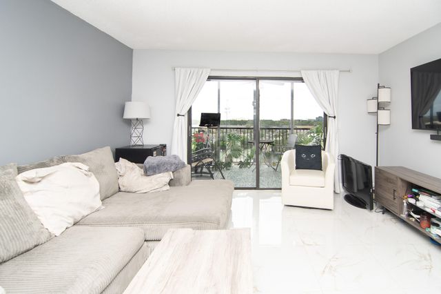 2202 S Cypress Bend Drive 706, Pompano Beach, FL 33069